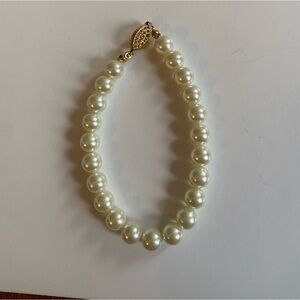 Elegant Pearl Bracelet. The clasp is broken.